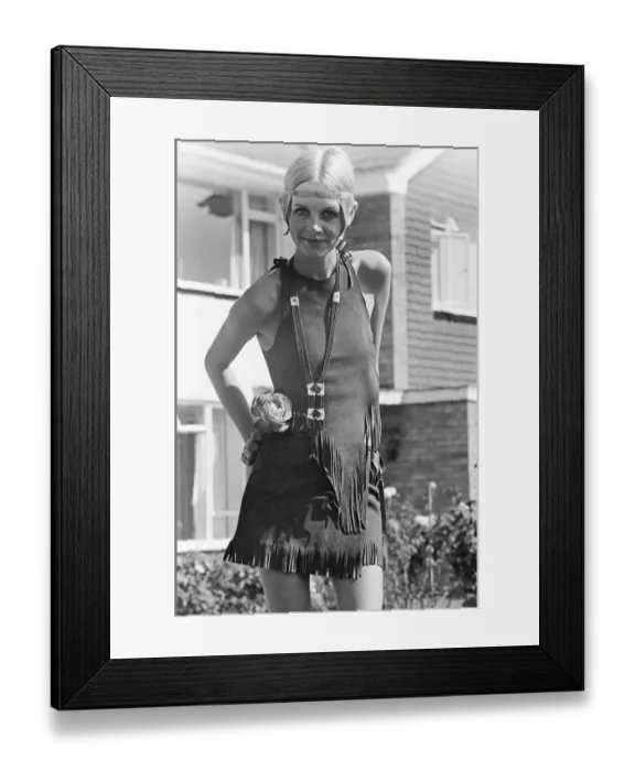 Framed Print : Twiggy, (real name Lesley Hornby) English model, seen in a Hippy gear outfit Framed Print : Twiggy, (real name Lesley Hornby) English model, seen in a Hippy gear outfit