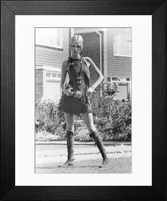 Framed Print : Twiggy, (real name Lesley Hornby) English model, seen in a Hippy gear outfit Framed Print : Twiggy, (real name Lesley Hornby) English model, seen in a Hippy gear outfit