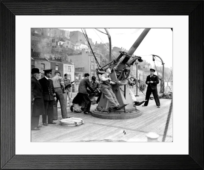 Framed Print : 1939 - just at the outbreak of war - shows Royal Naval reservists undergoing gunnery Framed Print : 1939 - just at the outbreak of war - shows Royal Naval reservists undergoing gunnery