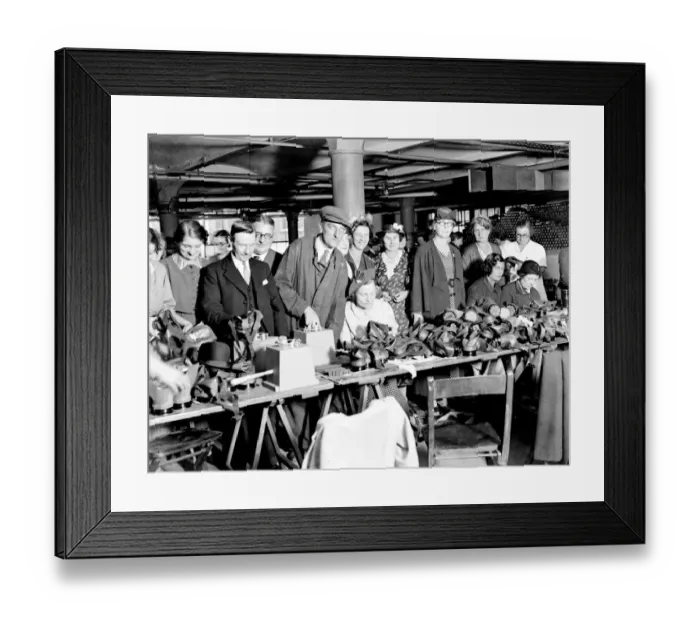 Framed Print : Bristolians in 1939 seen here being issued with gas masks in the build up to the Second