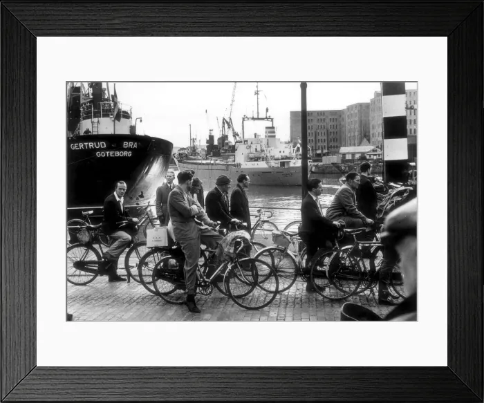 Framed Print : 1964, shows Bristol City Docks (Floating Harbour) workers making their way home