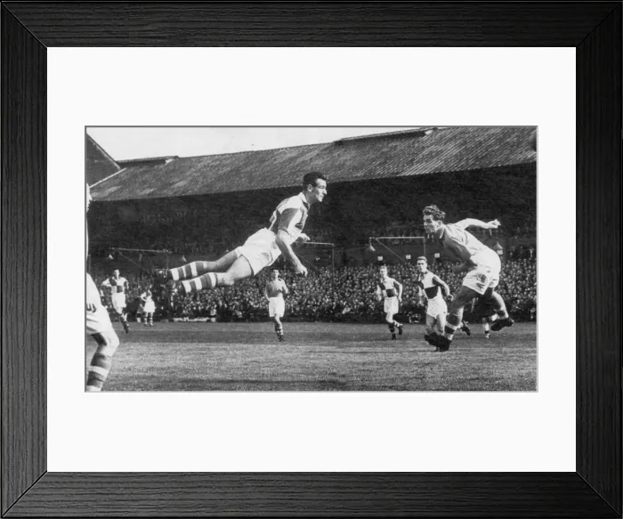 Framed Print : 1951 Bristol Rovers Geoff Bradford in action against Leyton Orient at St James Park Framed Print : 1951 Bristol Rovers Geoff Bradford in action against Leyton Orient at St James Park