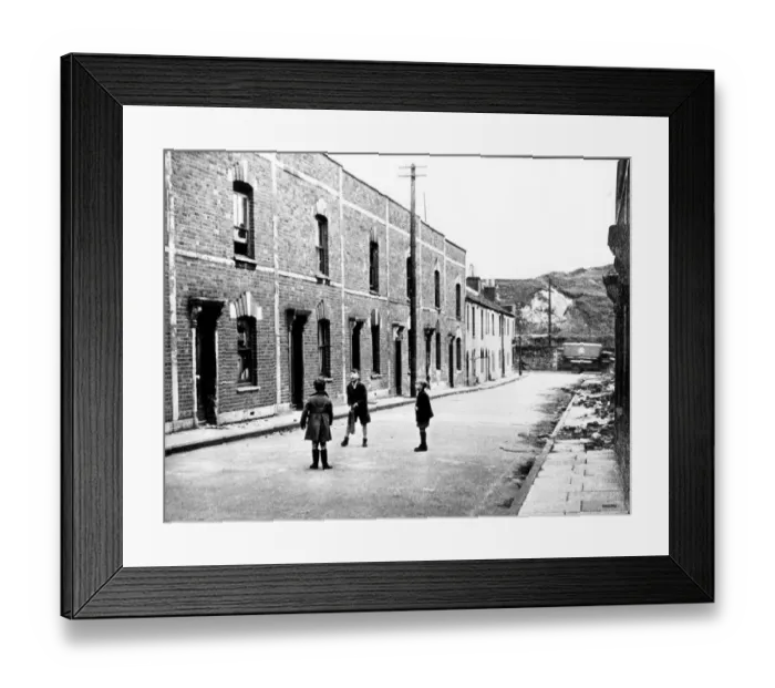 Framed Print : Bristol children playing cricket in the street in Barton Hill during the war Framed Print : Bristol children playing cricket in the street in Barton Hill during the war