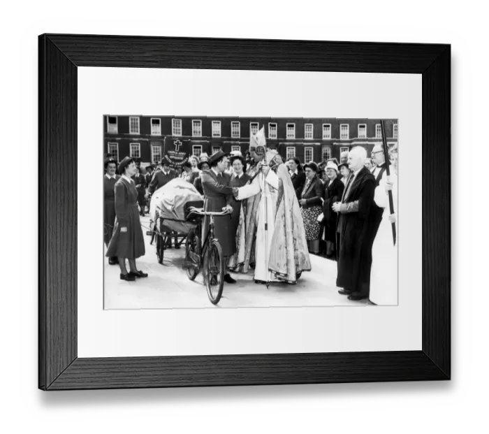 Framed Print : The Bishop of Malmesbury bids farewell to one of the Church Army Crusaders teams which