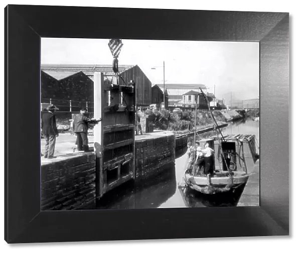 Repairing the gates at Netham Lock, Bristol on the Feeder canal in 1963