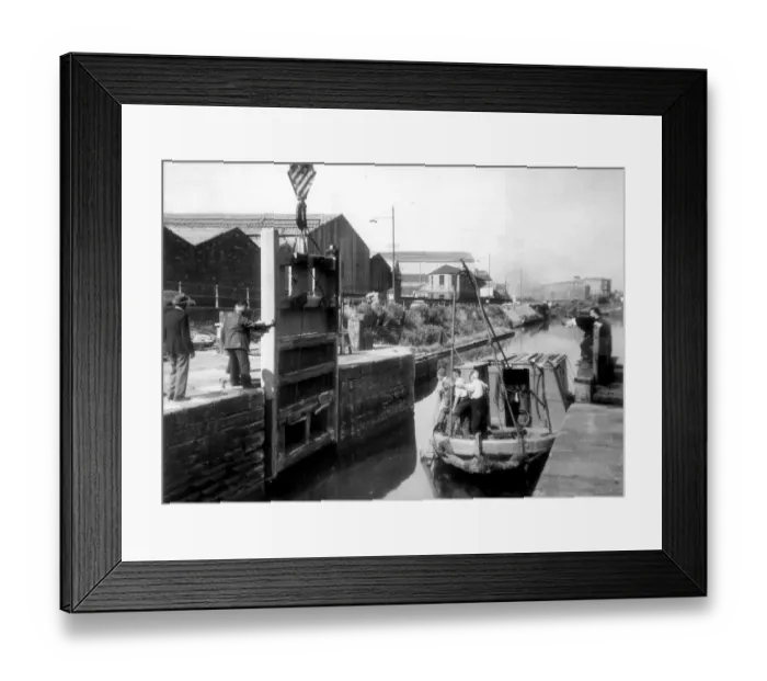 Framed Print : Repairing the gates at Netham Lock, Bristol on the Feeder canal in 1963