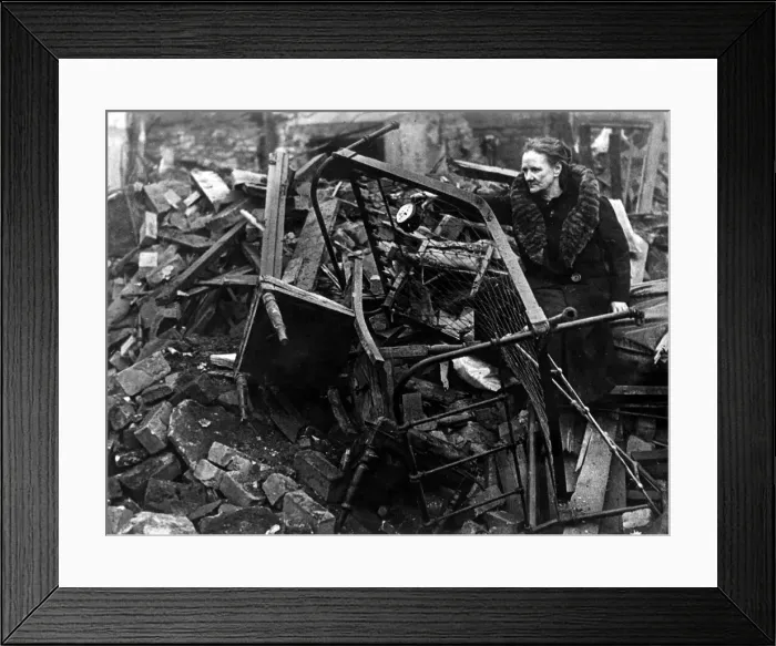 Framed Print : A victim of the blitz in Stafford Street, Bedminster, salvages some of the family Framed Print : A victim of the blitz in Stafford Street, Bedminster, salvages some of the family