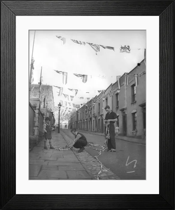 Framed Print : Bristolians stringing up flags and bunting to celebrate the coronation of Queen Elizabeth