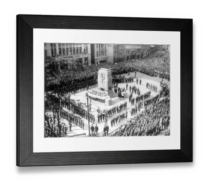 Framed Print : Bristol. Crowds pack the Centre for the unveiling of the Cenotaph