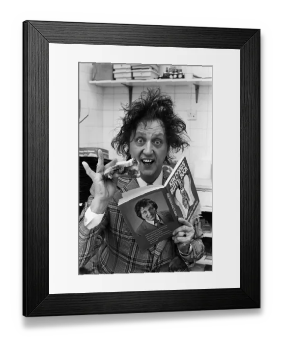 Framed Print : Ken Dodd with a jam butty and the butty book. 15th October 1977 Framed Print : Ken Dodd with a jam butty and the butty book. 15th October 1977