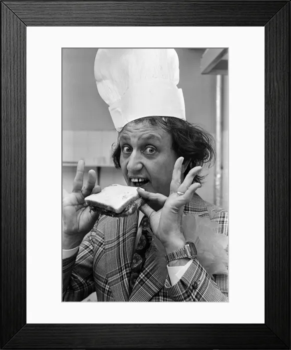 Framed Print : Ken Dodd with a jam butty and the butty book. 15th October 1977 Framed Print : Ken Dodd with a jam butty and the butty book. 15th October 1977