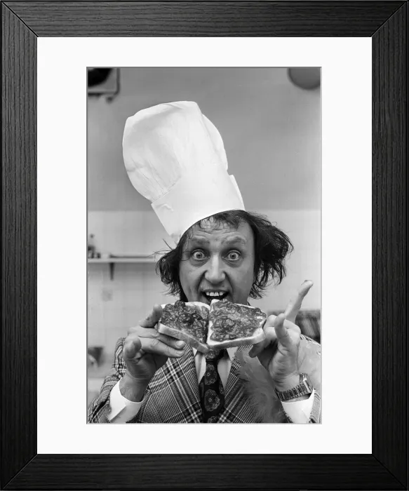 Framed Print : Ken Dodd with a jam butty and the butty book. 15th October 1977 Framed Print : Ken Dodd with a jam butty and the butty book. 15th October 1977