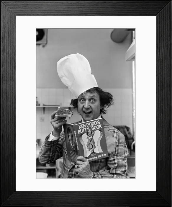 Framed Print : Ken Dodd with a jam butty and the butty book. 15th October 1977 Framed Print : Ken Dodd with a jam butty and the butty book. 15th October 1977