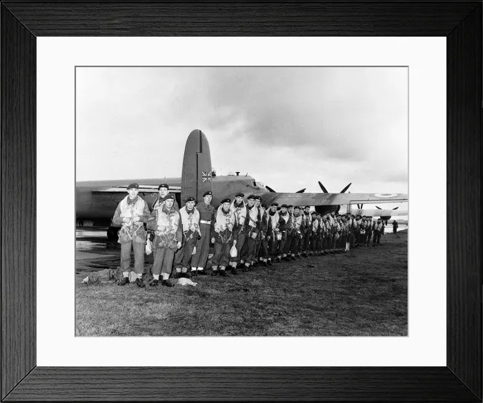 Framed Print : Paratroopers of the 3rd Battalion prepare to embark on an RAF Shackleton Aircraft