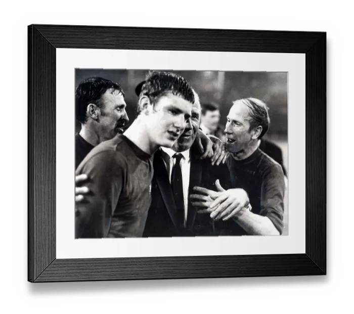 Framed Print : BRIAN KIDD MANCHESTER UNITED FOOTBALL PLAYER WITH BOBBY CHARLTON PADDY CRERAND SIR MATT