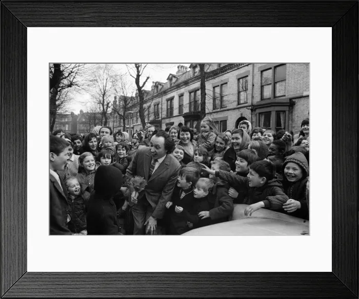 Framed Print : Comedian Ken Dodd opens flats in Ducie Street and Beaconsfield Street, Toxteth, Liverpool