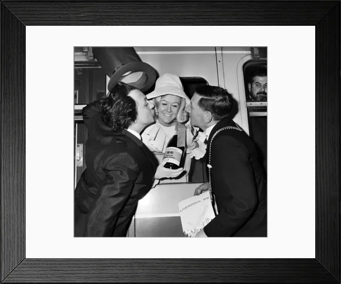Framed Print : Scenes outside Liverpool Town Hall when Maureen Martin (Miss Liverpool