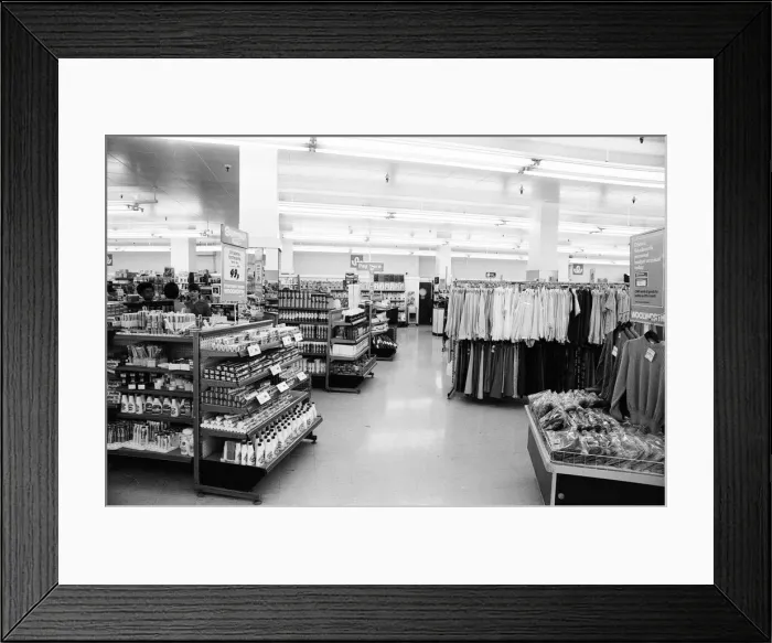 Framed Print : Woolworths Store, Holborn, London, 13th August 1980. 420pm and not a person in sight Framed Print : Woolworths Store, Holborn, London, 13th August 1980. 420pm and not a person in sight