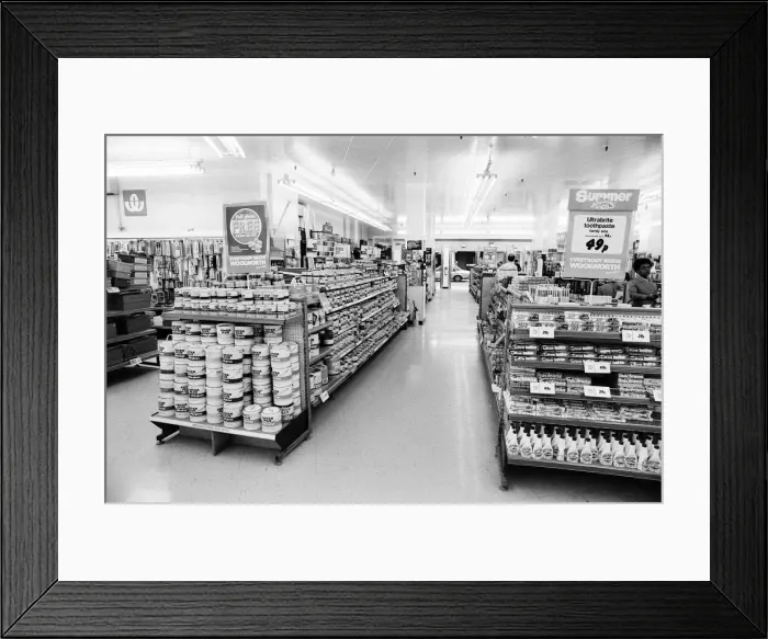 Framed Print : Woolworths Store, Holborn, London, 13th August 1980. 420pm and not a person in sight Framed Print : Woolworths Store, Holborn, London, 13th August 1980. 420pm and not a person in sight