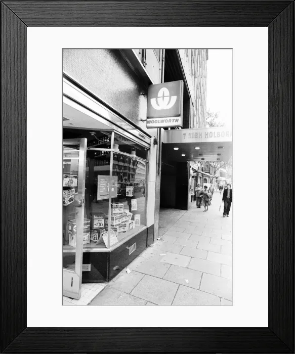 Framed Print : Woolworths Store, Holborn, London, 13th August 1980. 420pm and not a person in sight Framed Print : Woolworths Store, Holborn, London, 13th August 1980. 420pm and not a person in sight