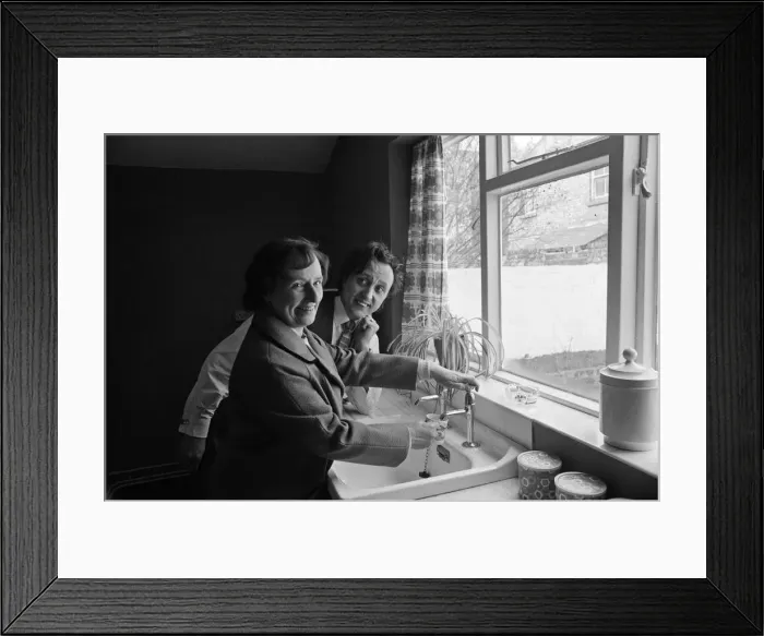 Framed Print : Comedian Ken Dodd opens flats in Ducie Street and Beaconsfield Street, Toxteth, Liverpool