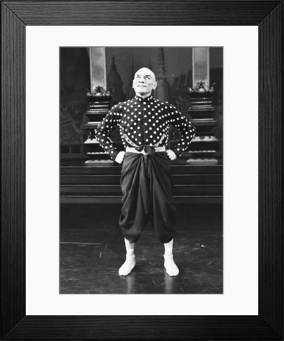 Framed Print : Yul Brynner, Actor at the London Palladium Theatre, 22nd August 1980