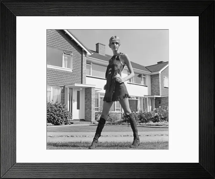 Framed Print : Twiggy, (real name Lesley Hornby) English model, seen in a Hippy gear outfit Framed Print : Twiggy, (real name Lesley Hornby) English model, seen in a Hippy gear outfit