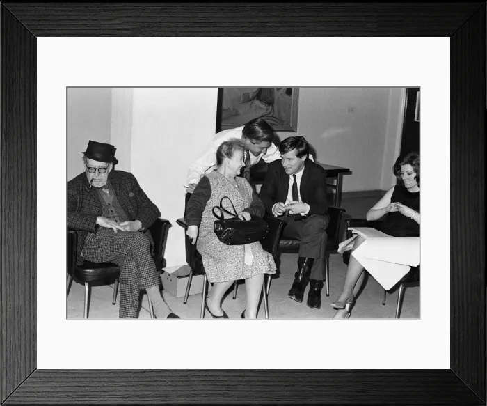 Framed Print : The cast of Coronation Street on set. Richard Goolden Framed Print : The cast of Coronation Street on set. Richard Goolden