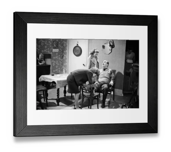 Framed Print : The cast of Coronation Street on set. Jean Alexander Framed Print : The cast of Coronation Street on set. Jean Alexander