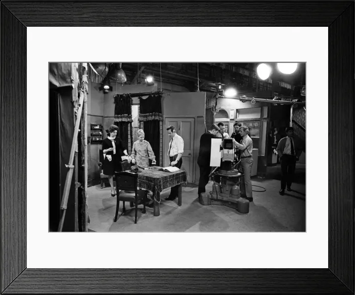 Framed Print : The cast of Coronation Street on set. Pat Phoenix. 16th April 1968 Framed Print : The cast of Coronation Street on set. Pat Phoenix. 16th April 1968
