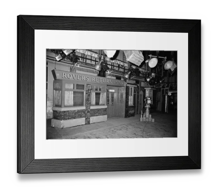 Framed Print : The cast of Coronation Street on set. 16th April 1968