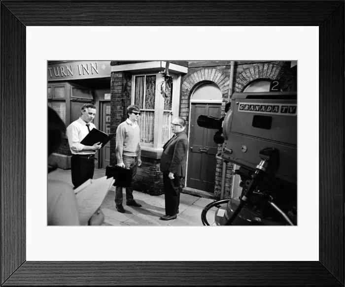 Framed Print : The cast of Coronation Street on set. 16th April 1968 Framed Print : The cast of Coronation Street on set. 16th April 1968