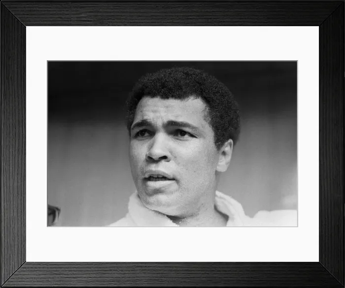 Framed Print : Muhammad Ali in Gleasons Gym ahead of his third fight with Ken Norton