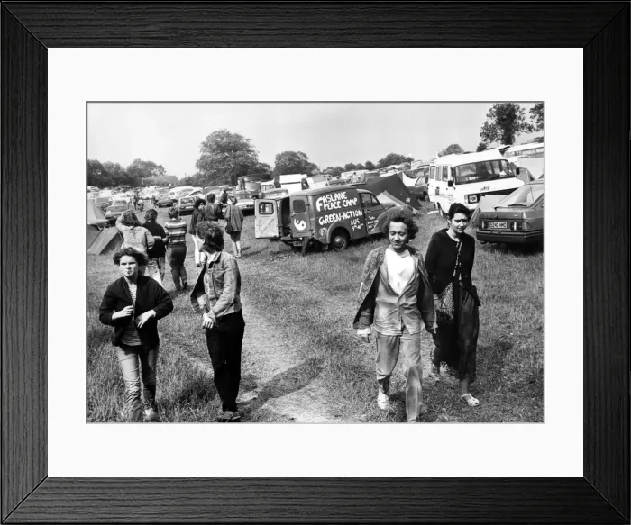 Framed Print : Music fans at the Glastonbury Festival 1986 Framed Print : Music fans at the Glastonbury Festival 1986