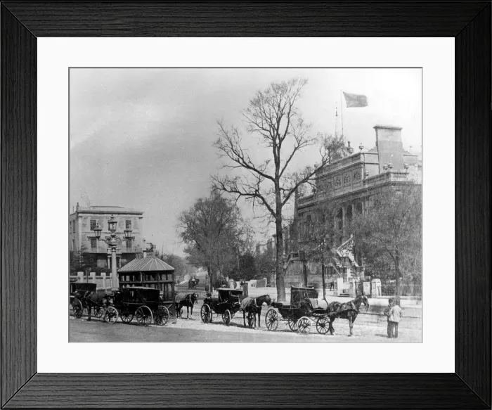 Framed Print : Horse drawn cabs draw up in Queens Road by the West of England Academy 1900s