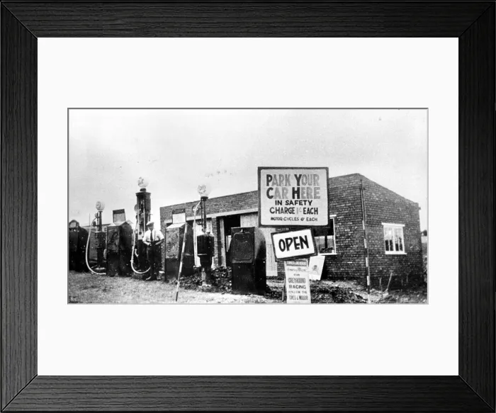 Framed Print : The Greyhound Garage in Whitchurch, 1920s Framed Print : The Greyhound Garage in Whitchurch, 1920s