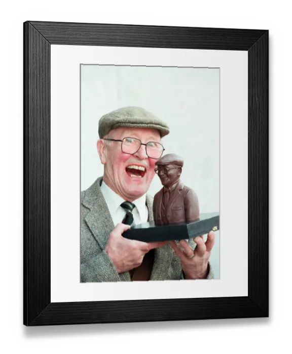Framed Print : Coronation Street actor Bill Waddington with a chocolate bust of his character Percy Framed Print : Coronation Street actor Bill Waddington with a chocolate bust of his character Percy
