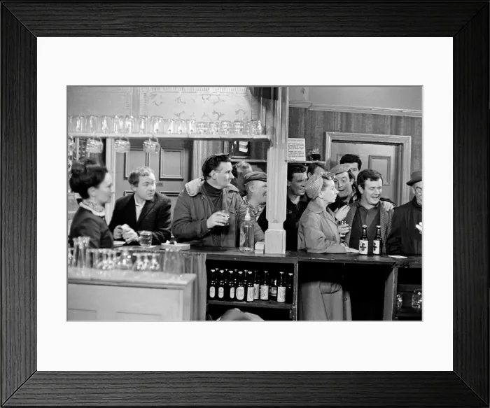 Framed Print : The cast of Coronation Street on set. Eileen Derbyshire (right Framed Print : The cast of Coronation Street on set. Eileen Derbyshire (right
