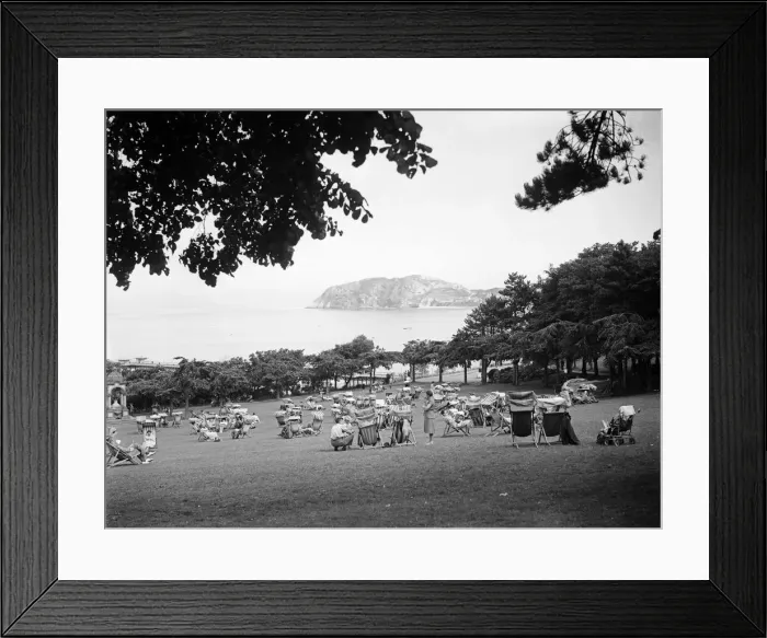 Framed Print : Holiday makers in Llandudno, Conwy County Borough, Clwyd, Wales. 22nd August 1949 Framed Print : Holiday makers in Llandudno, Conwy County Borough, Clwyd, Wales. 22nd August 1949