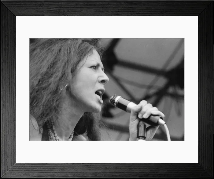 Framed Print : Elkie Brooks, lead singer of Vinegar Joe, performs with the band at The Reading Festival
