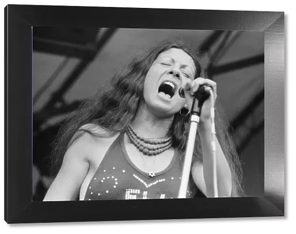 Elkie Brooks, lead singer of Vinegar Joe, performs with the band at The Reading Festival