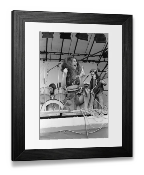 Framed Print : Elkie Brooks, lead singer of Vinegar Joe, performs with the band at The Reading Festival