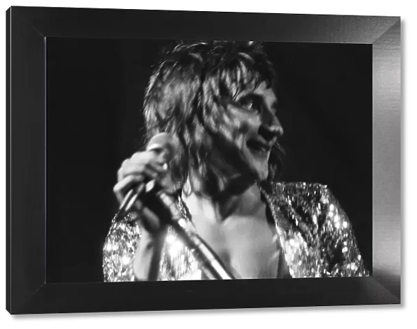 Rod Stewart smiling to the rest of the band. The Faces featuring Rod Stewart