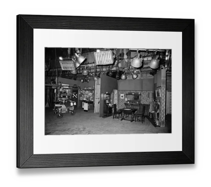 Framed Print : The cast of Coronation Street on set. 16th April 1968 Framed Print : The cast of Coronation Street on set. 16th April 1968