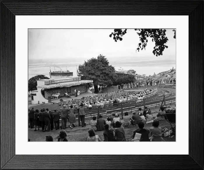 Framed Print : Holiday makers in Llandudno, Conwy County Borough, Clwyd, Wales. 22nd August 1949