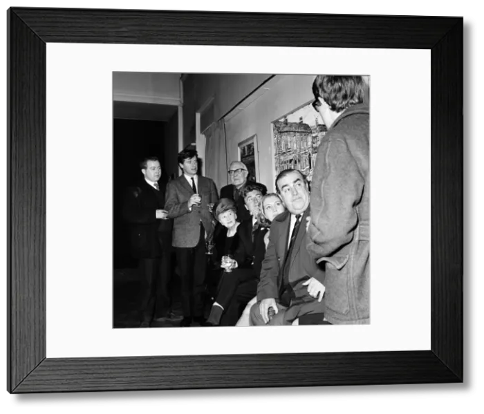 Framed Print : Artist John Bratby, the famous mural painter, has completed a painting on which 15 Framed Print : Artist John Bratby, the famous mural painter, has completed a painting on which 15