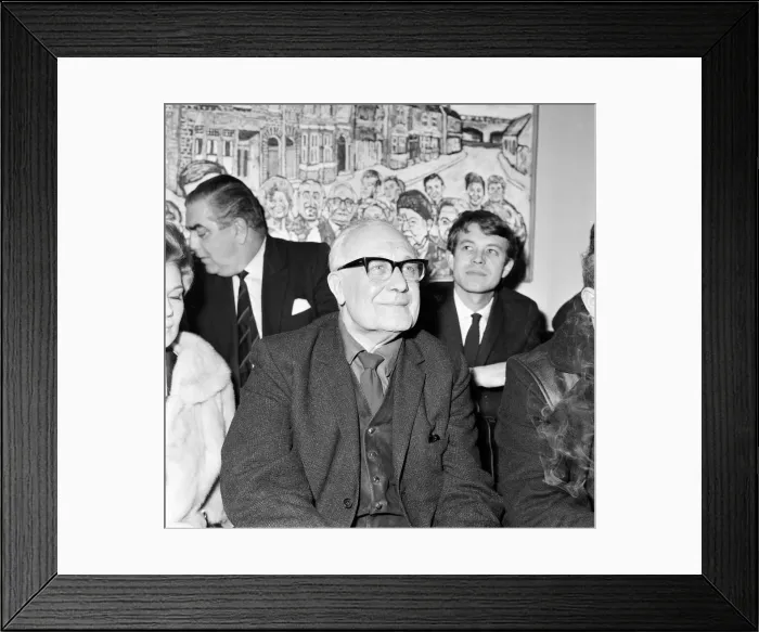 Framed Print : Artist John Bratby, the famous mural painter, has completed a painting on which 15 Framed Print : Artist John Bratby, the famous mural painter, has completed a painting on which 15