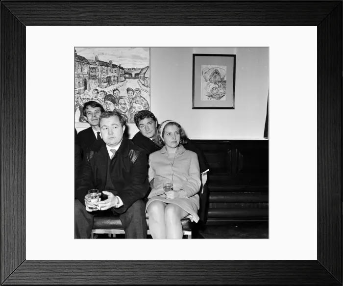 Framed Print : Artist John Bratby, the famous mural painter, has completed a painting on which 15 Framed Print : Artist John Bratby, the famous mural painter, has completed a painting on which 15