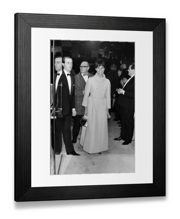 Framed Print : American Actress Mary Tyler Moore at the film Premiere of