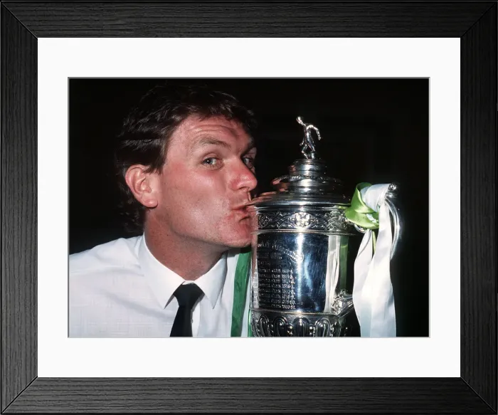 Framed Print : Roy Aitken kissing Scottish Cup trophy May 1989 Framed Print : Roy Aitken kissing Scottish Cup trophy May 1989